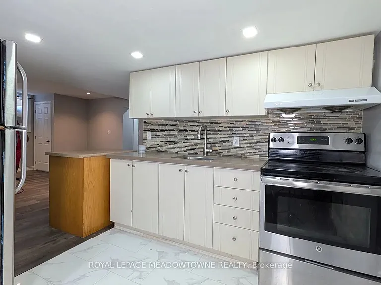 259 Queen Mary Dr — Photo 7
