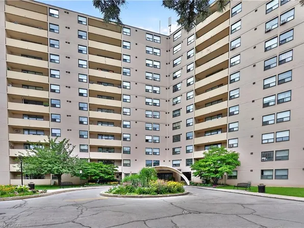 700 Dynes Rd #401, Burlington, ON L7N 3M2
