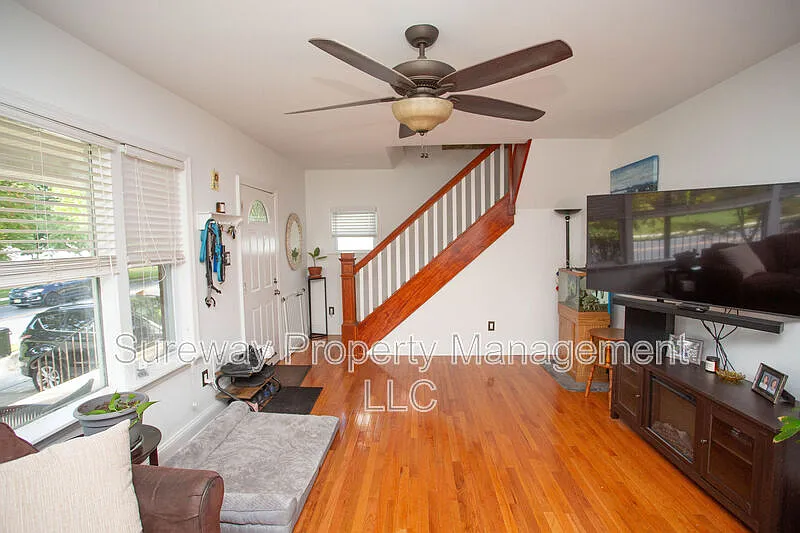 3 bed, 2.0 bath, 1575 sqft, $2,900 — Photo 4