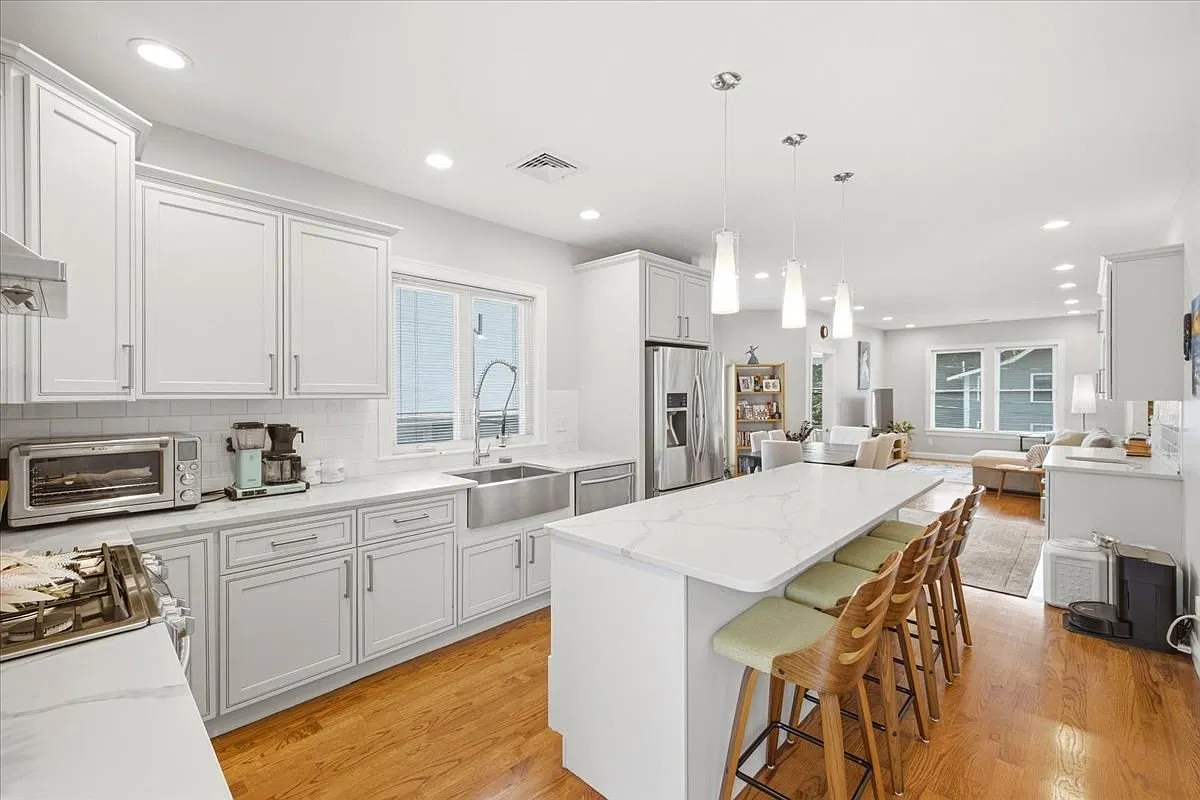 4 bed, 3.0 bath, 2703 sqft, $5,700 — Photo 4