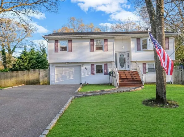24 Robinson Avenue, Medford, NY 11763