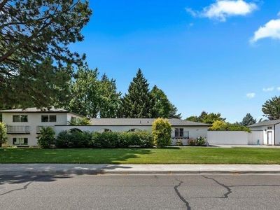 707 N Quillan St, Kennewick, WA, 99336