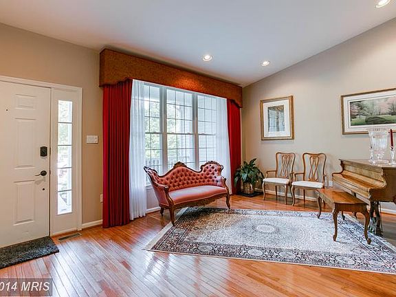 Living rm - hardwood floors