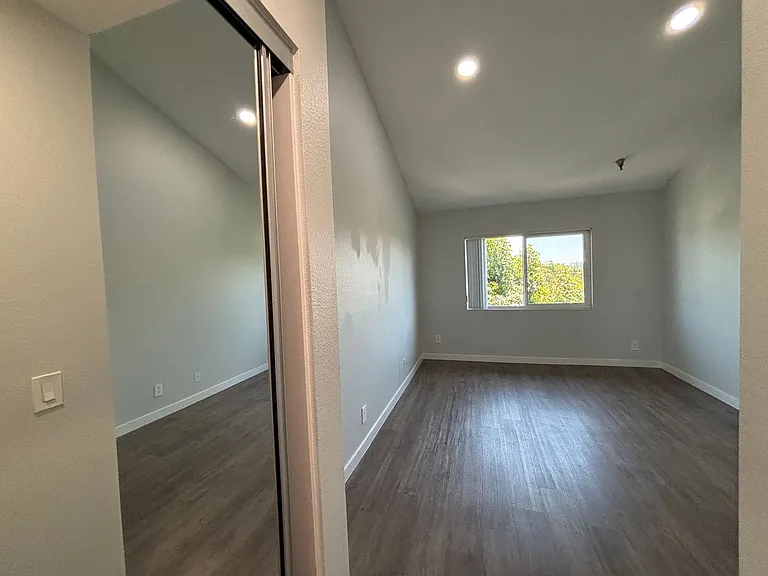 110 S Sweetzer Ave — Photo 56