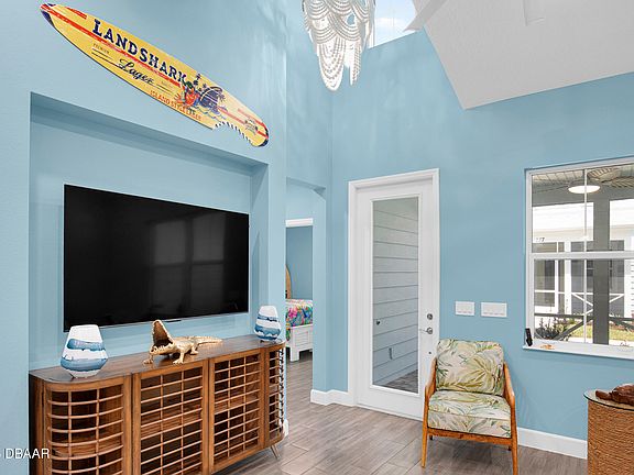 5th image of 275 Last Mango Dr