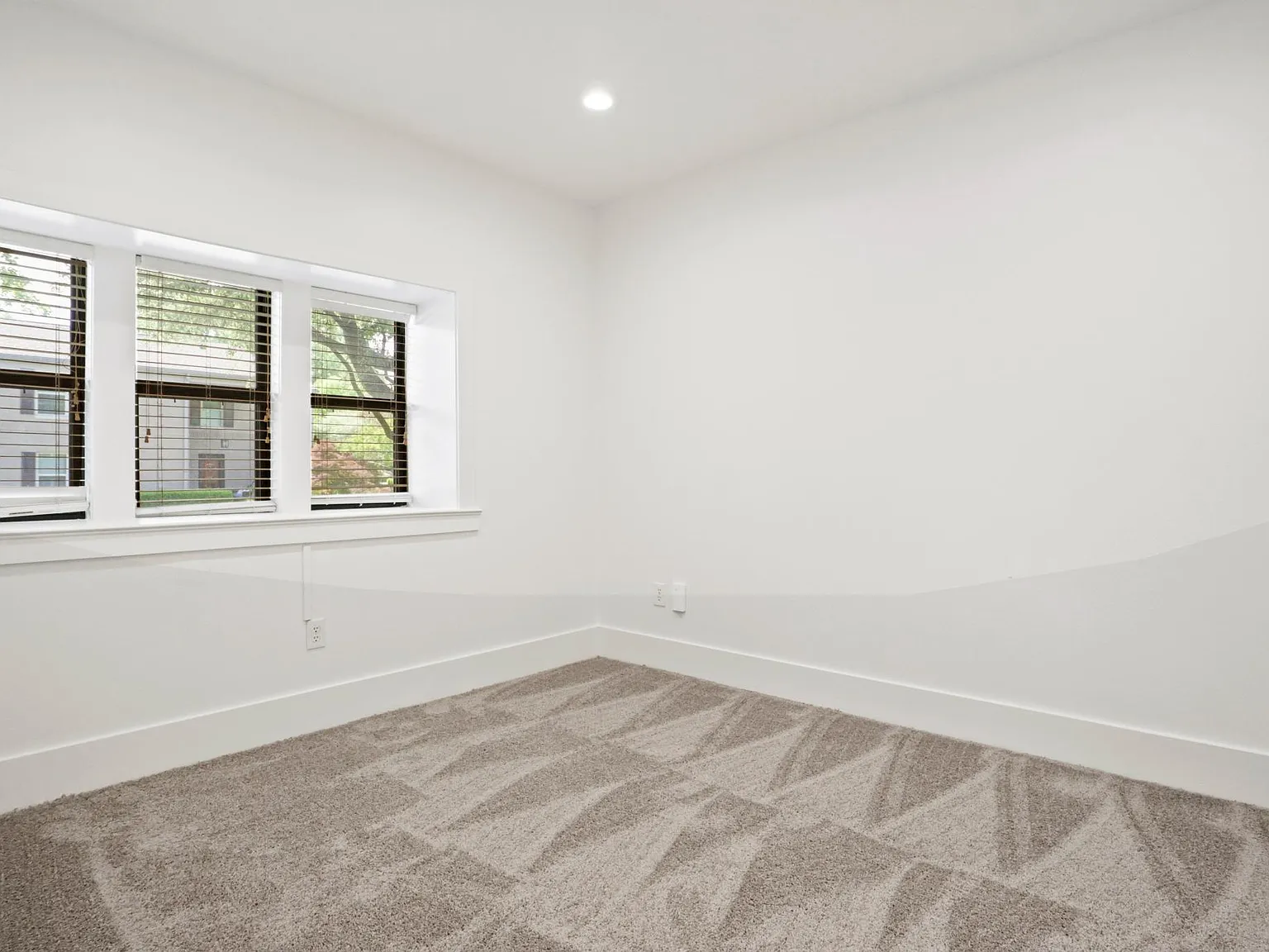 3 bed, 3.5 bath, 1948 sqft, $4,000 — Photo 3