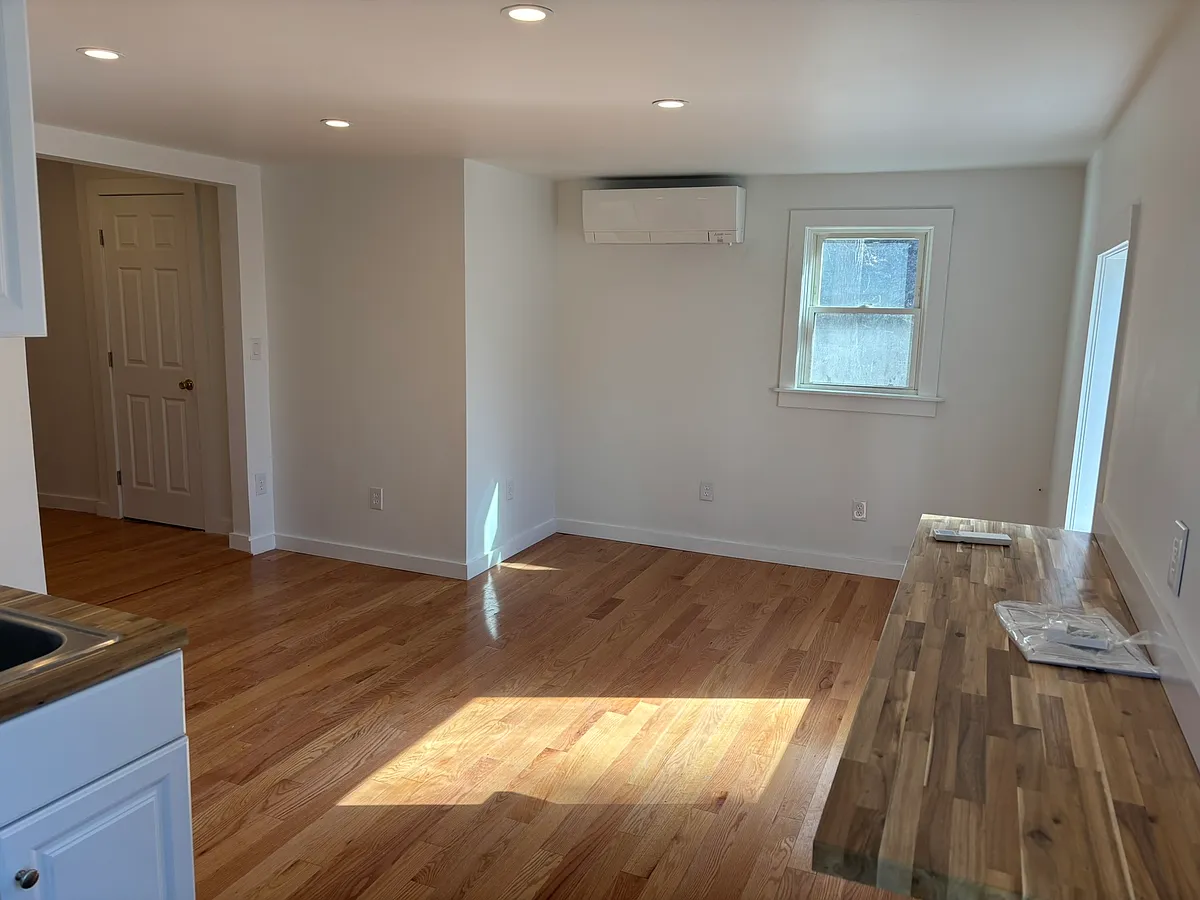 Building Photo - 142 S Aurora St #5