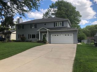 5 Woodview Ln, Algonquin, IL 60102