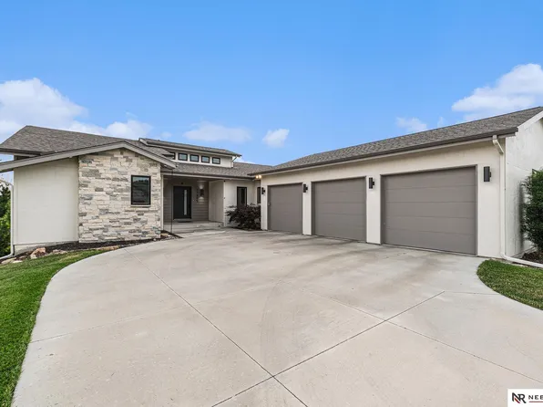 17405 Timberline Cir, Bennington, NE 68007