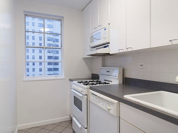 5th image of 150 E 18th St APT 7R