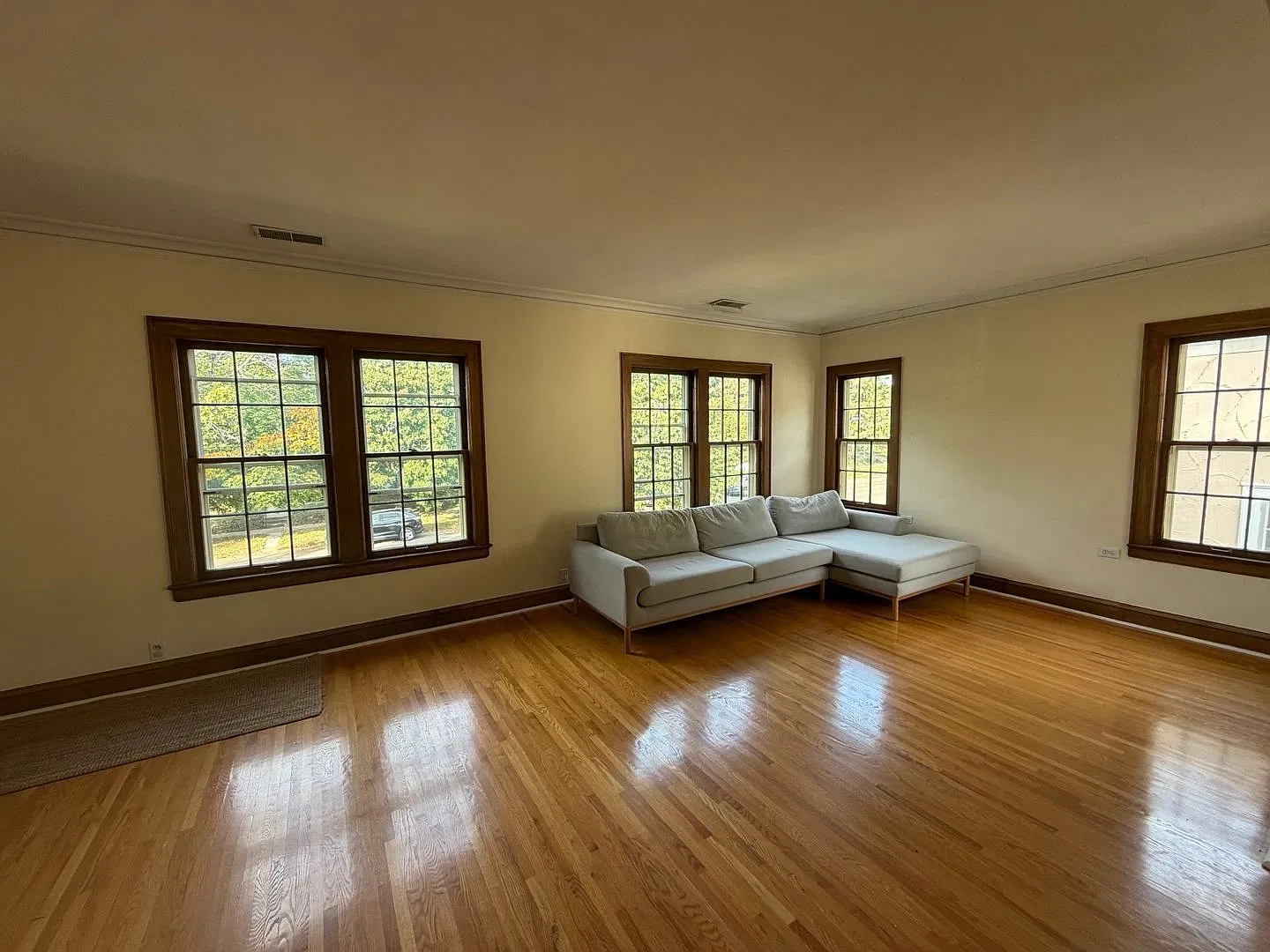 2 bed, 1.0 bath, 1130 sqft, $1,945 — Photo 2