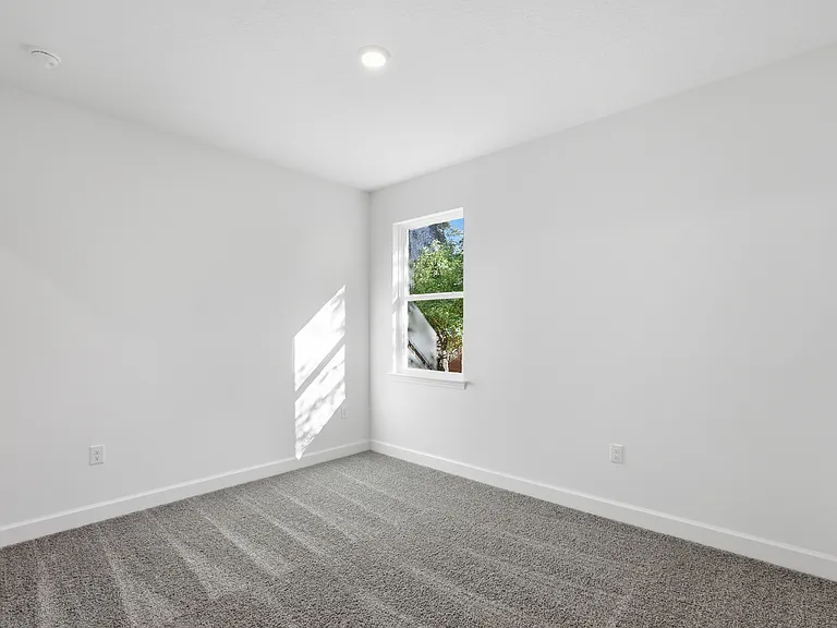 1209 W 15th St — Photo 9