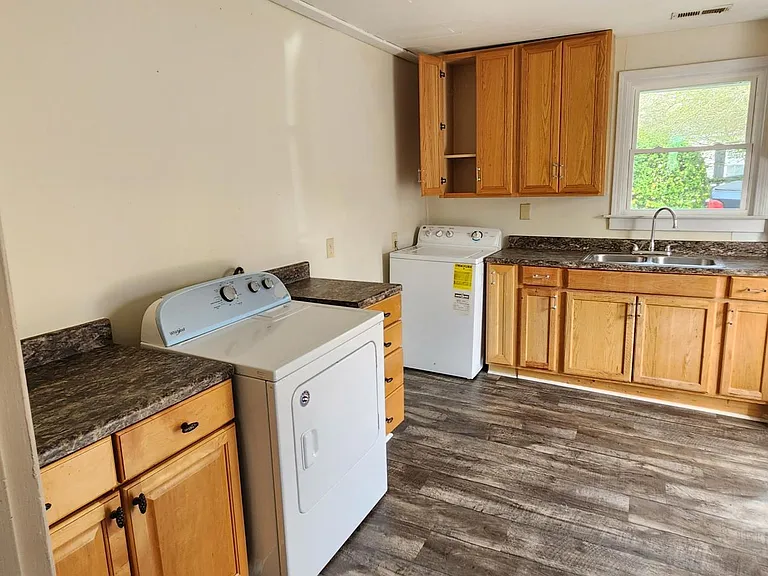 327 Lynch St — Photo 2