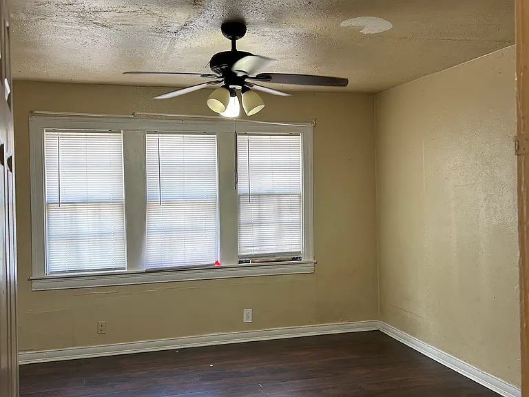 2426 Jordan St — Photo 2