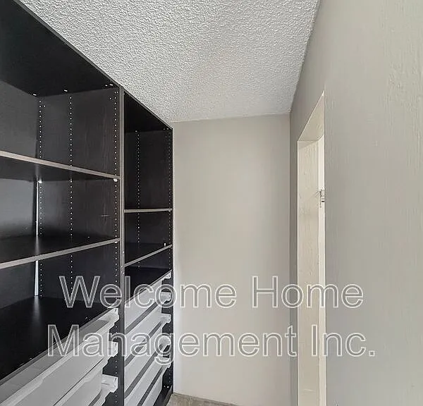 1037 Mohr Ln #D — Photo 11