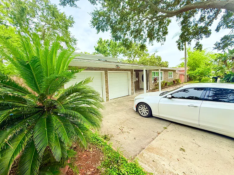1557 Robinson Dr N — Photo 5