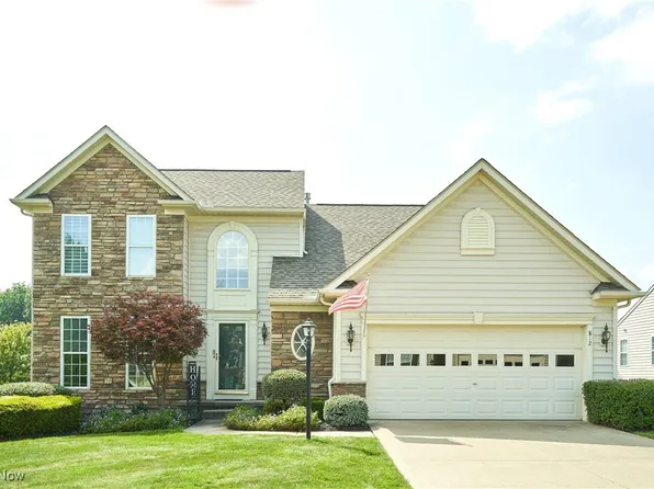812 Willow Creek Dr, Akron, OH 44333