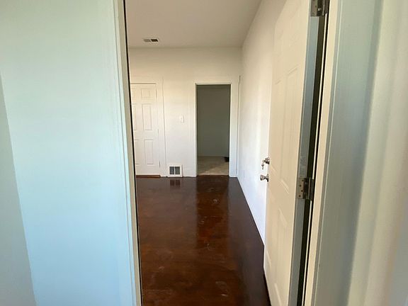 2nd image of 727 W 10th St #A