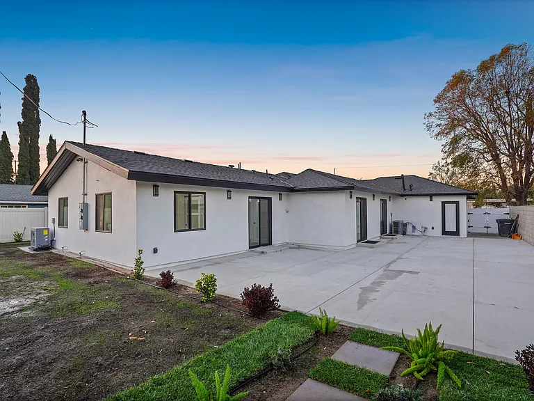 2352 E Delia Ln — Photo 11