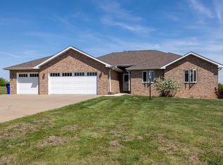 10500 Black Walnut Ct, Peosta, IA 52068