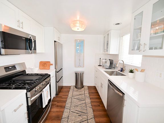 4th image of 510 Avenida Victoria APT J