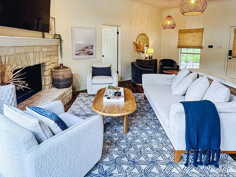 2910 Edgewater Dr — Photo 4