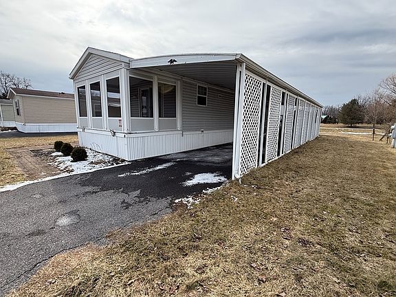 3rd image of 1021 Waterloo Geneva Rd #83