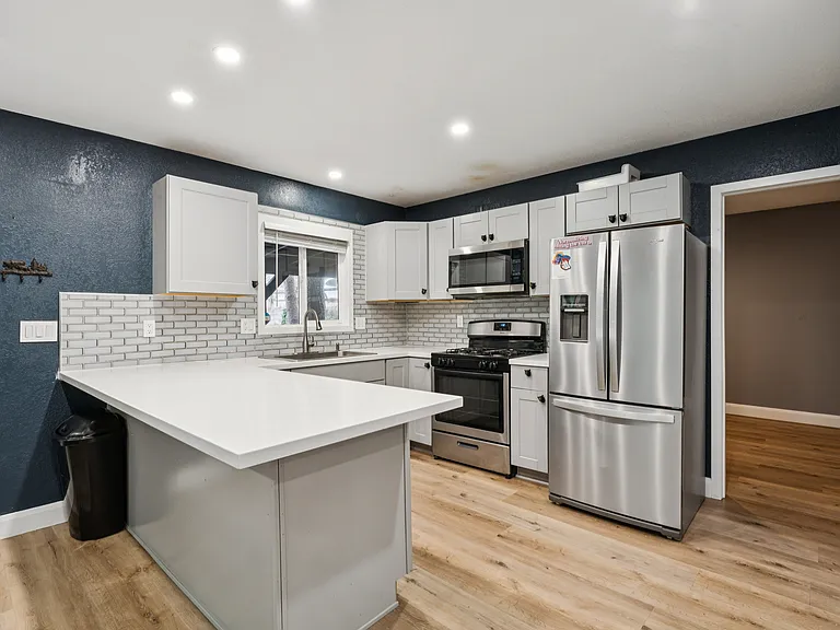 893 Sierra Vista Dr — Photo 7