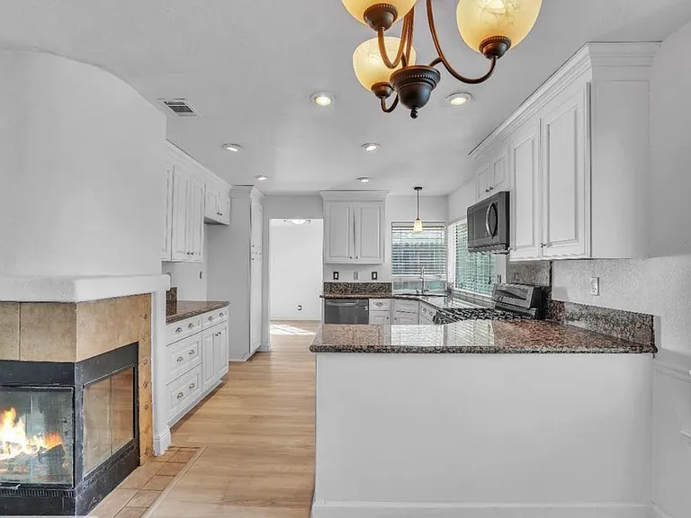719 Raven Dr — Photo 3