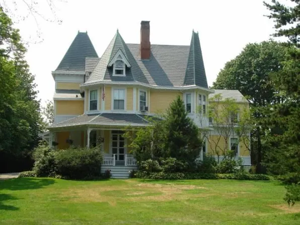 589 Bellevue Ave, Newport, RI 02840