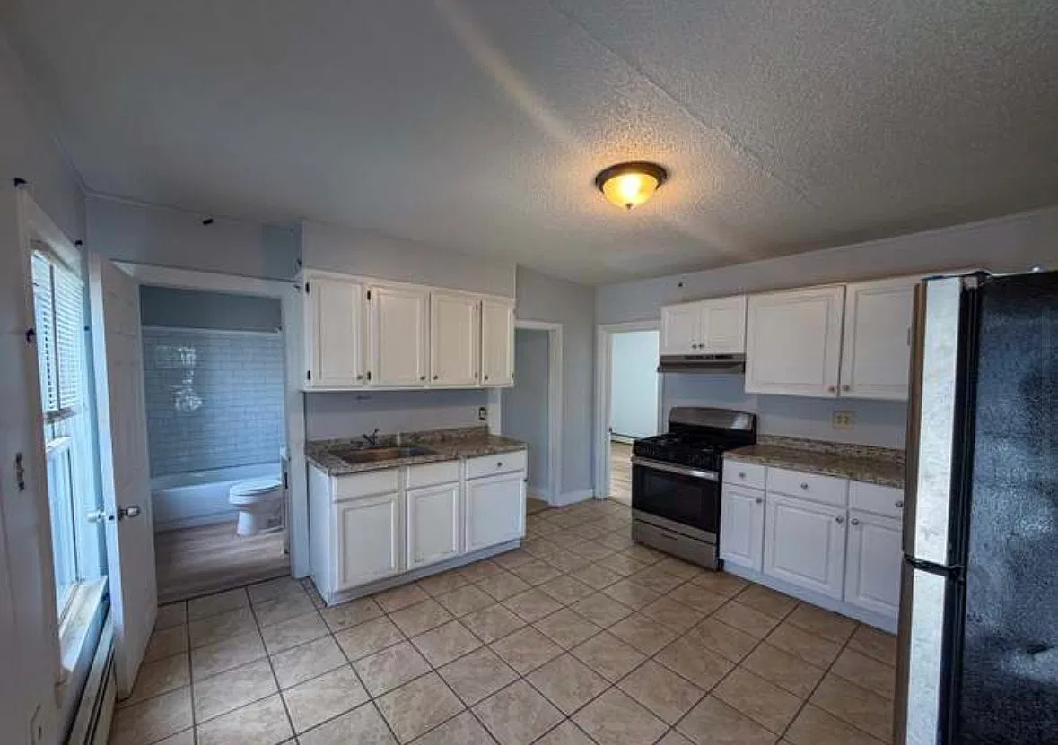 4 bed, 1033 sqft, $1,950 — Photo 2