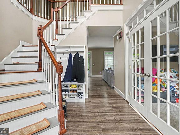 4th image of 521 Richmond Pl