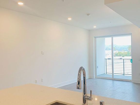 5th image of 4055 Oakwood Ave #409