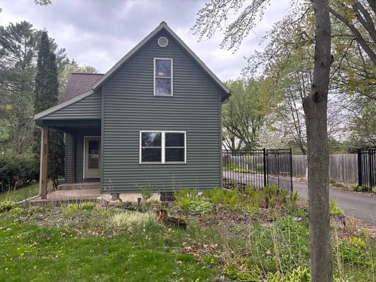 327 George St — Photo 1