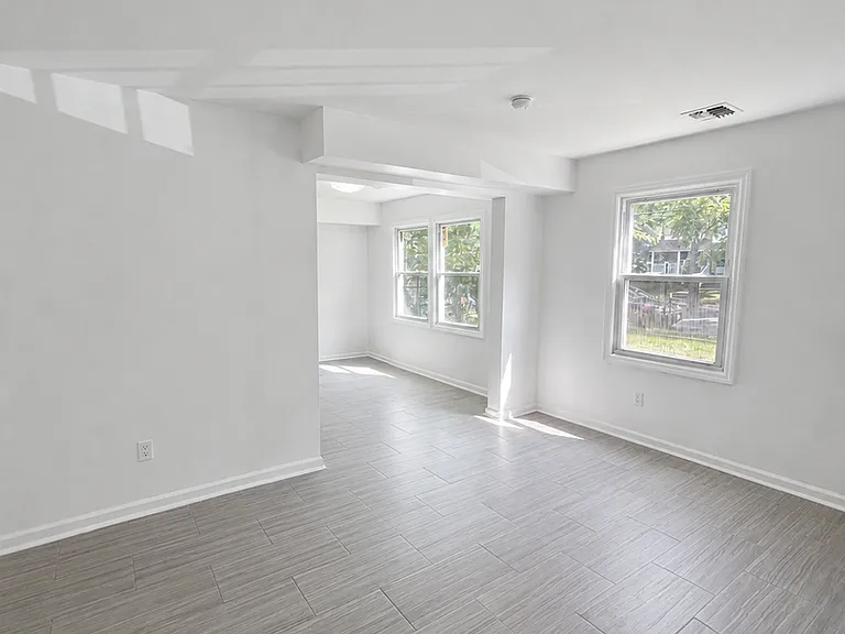 1139 Sewall Ave — Photo 4
