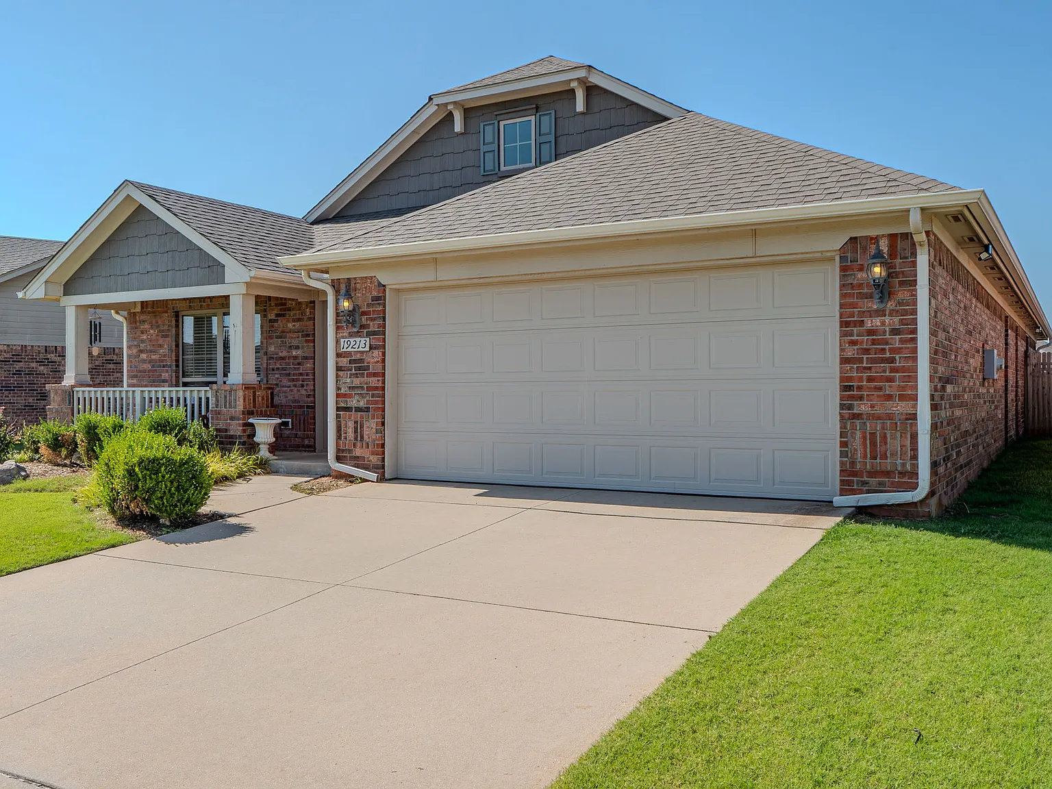 3 bed, 1982 sqft, $2,095 — Photo 2
