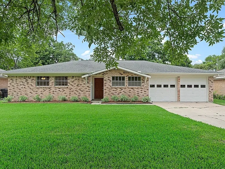 5815 Effingham Dr — Photo 1