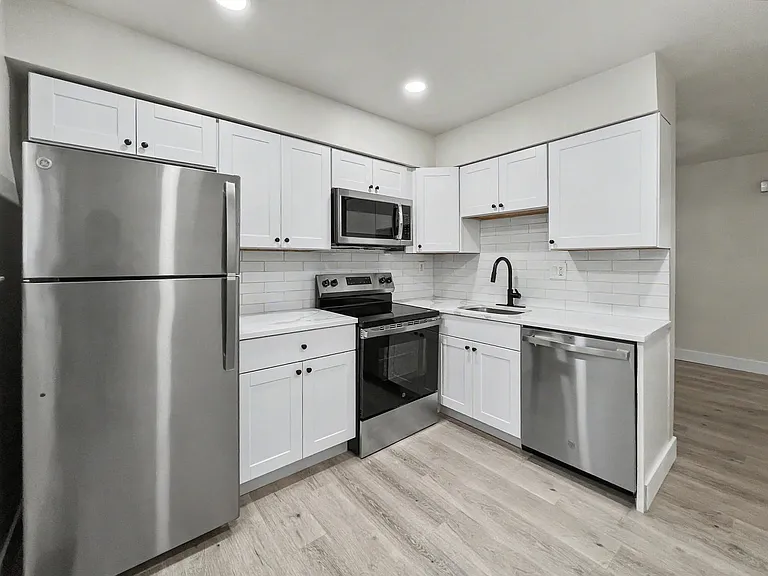 200 E Maple Ave — Photo 33