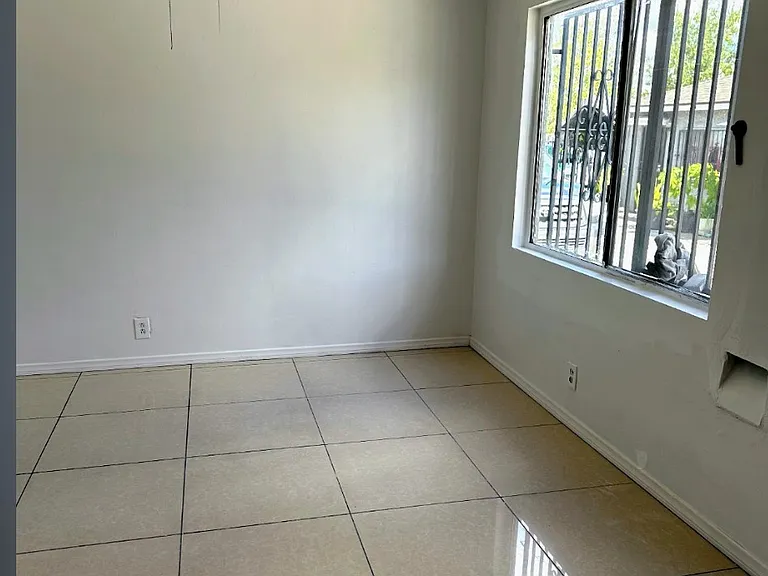 2567 Tweedy Blvd #B — Photo 2