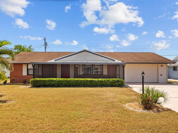 828 Fox Hills Dr, Sun City Center, FL 33573