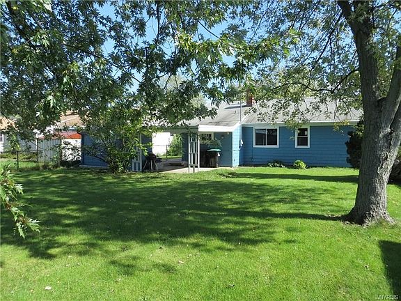 3rd image of 554 Montrose Ave