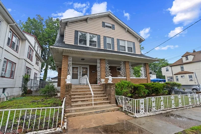 3 bed, 1.0 bath, $2,500 — Photo 2