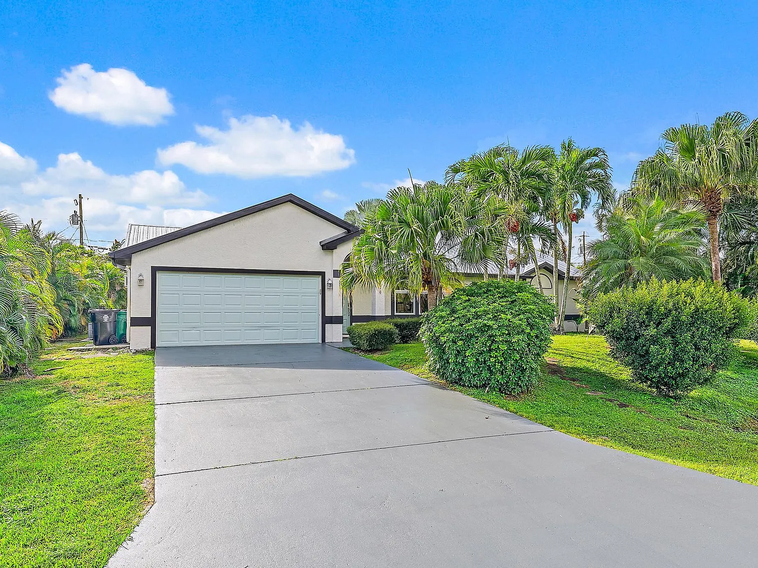 3 bed, 2.0 bath, 1592 sqft, $3,000 — Photo 2