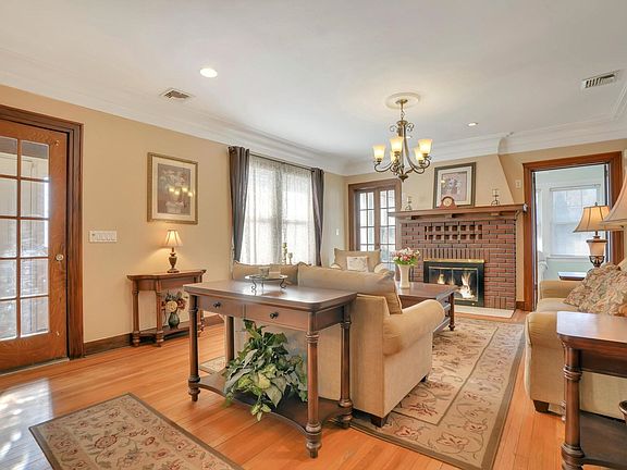 4th image of 10 Lynn Ct