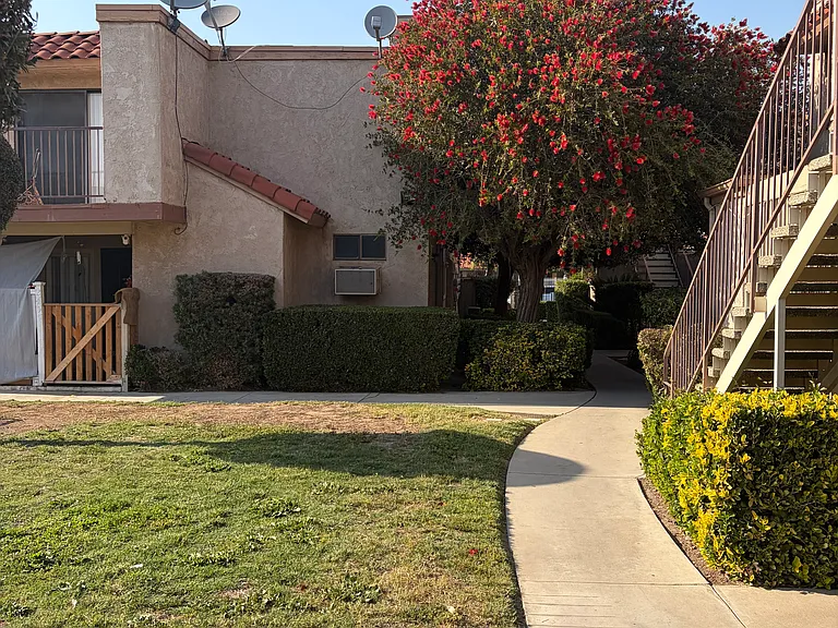 2423 W Acacia Ave — Photo 18