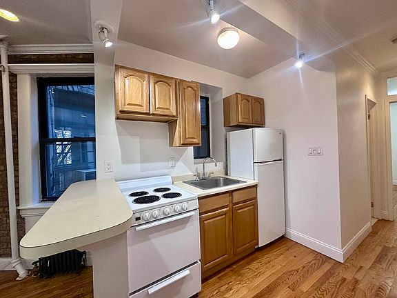 4th image of 409 W 48th St APT 3FW