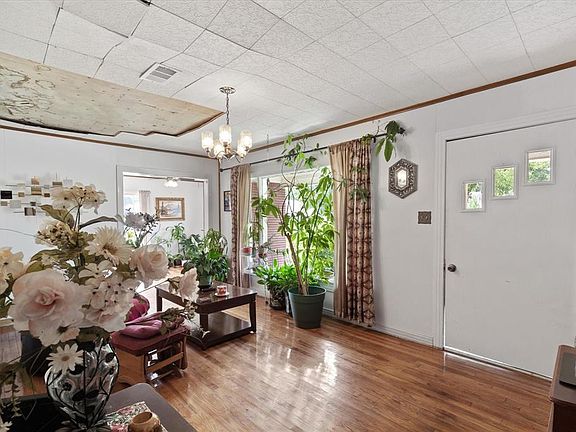 4th image of 818 College St