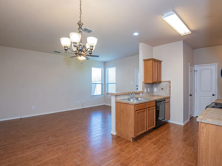 1426 Piedmont Dr — Photo 7