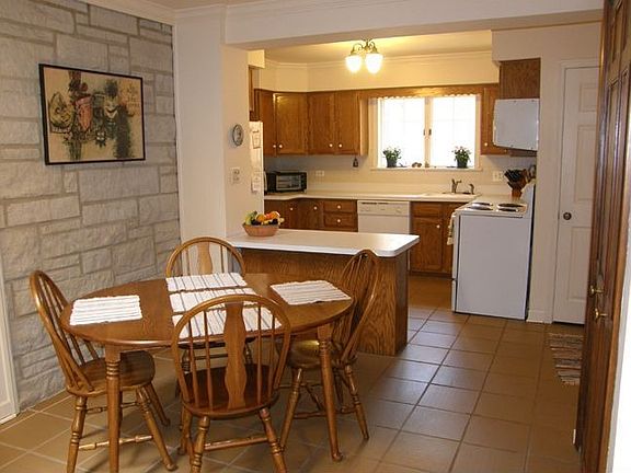 kitchen eating area