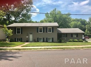2010 Sunset Dr, Pekin, IL 61554